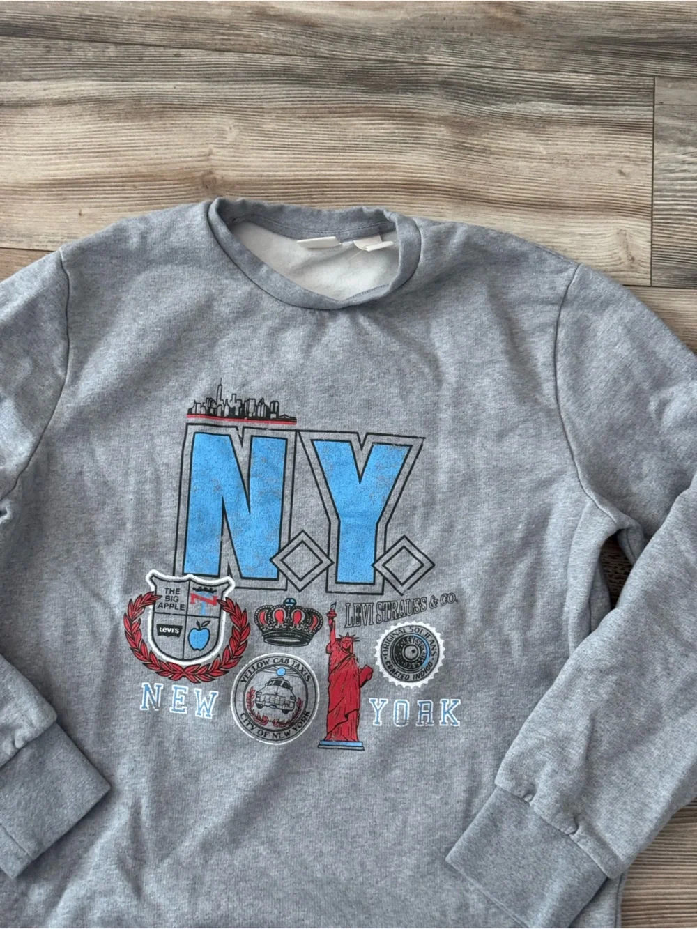 Levi’s New York City Graphic Gray Crewneck Medium